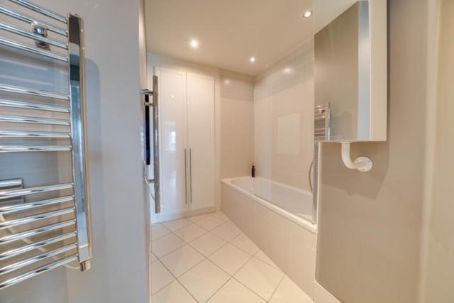 Tallest Building In The Centre Sleeps 5 Incredible Mountain And Lagan Views *